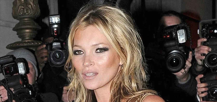 Η Kate Moss περιτριγυρισμένη από φωτογράφους.