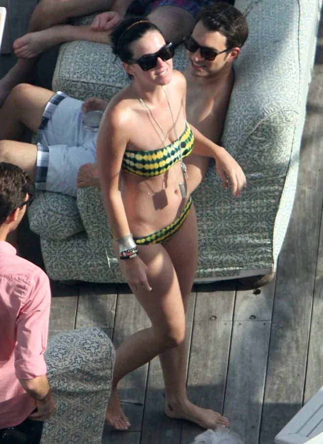 Katy-Perry-showed-off-her-fit-figure-Miami-July-2012
