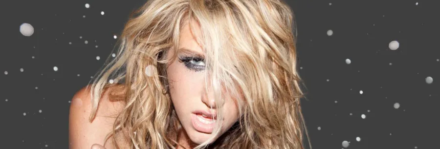 Η Kesha με ξανθά μαλλιά και έντονο μακιγιάζ στα μάτια.