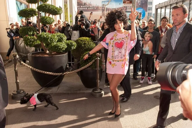 Lady-Gaga-arrives-with-her-Dog-Berlin-Germany (2)