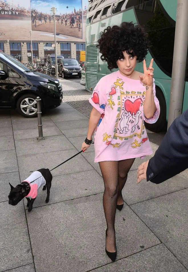 Lady-Gaga-arrives-with-her-Dog-Berlin-Germany (3)