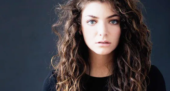Η Lorde σε κοντινό πλάνο με σγουρά μαλλιά