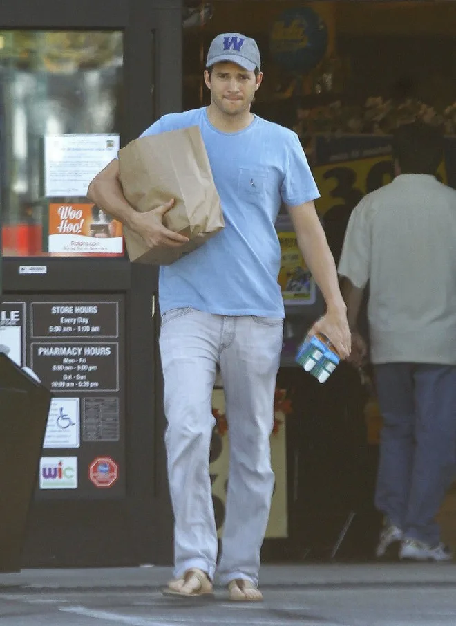 New-dad-Ashton-Kutcher-made-grocery-run-LA-Saturday