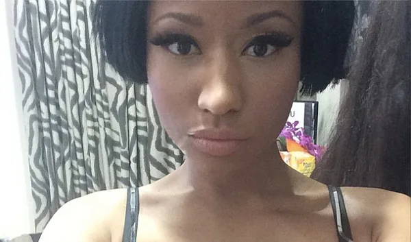 Η Nicki Minaj σε κοντινή φωτογραφία με μαύρο σουτιέν.