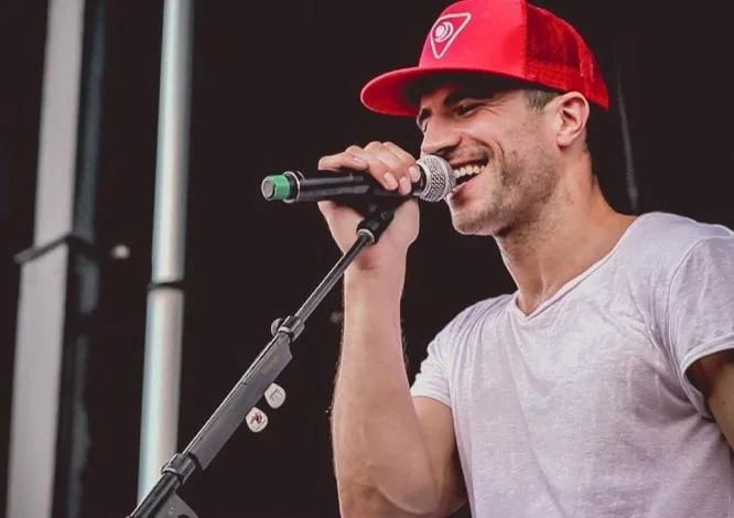 Observe-he-looks-quite-good-baseball-hat