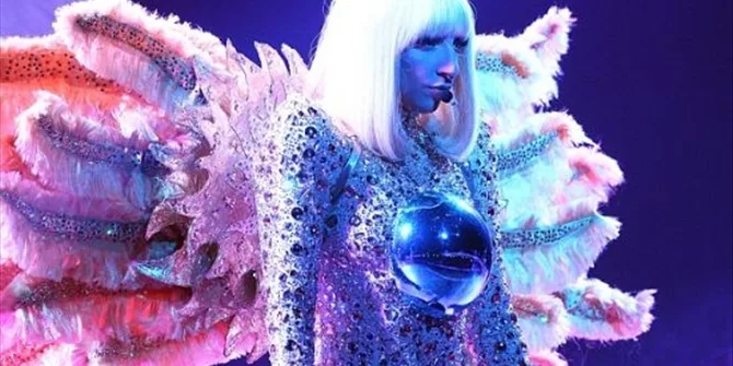 Η Lady Gaga στη σκηνή με εντυπωσιακό κοστούμι και φτερά