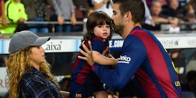 Η Shakira και ο Πικέ με τον γιο τους Μίλαν στο γήπεδο της Μπαρτσελόνα.