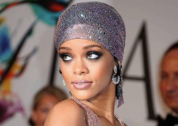 Το είδαμε κι αυτό! Η Rihanna για βραδινή βόλτα με γάντια…μαγειρικής!