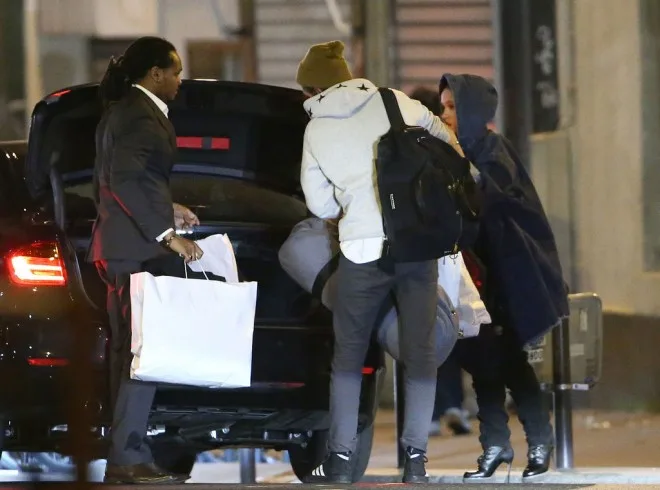 Robert-Pattinson-FKA-Twigs-Paris-Pictures (3)