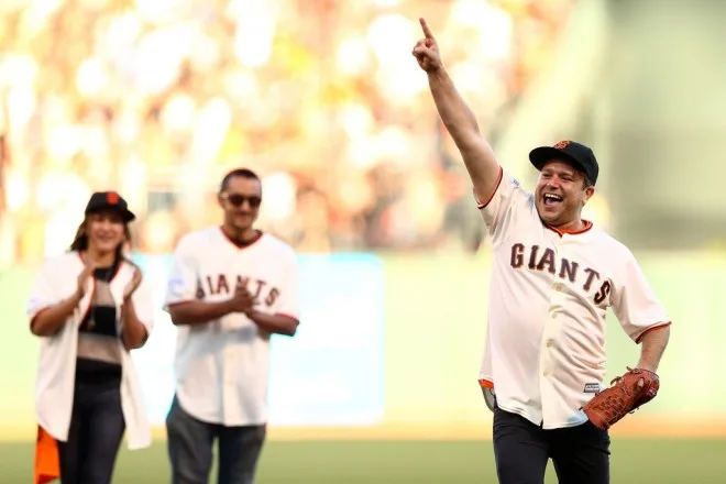 Ο Billy Crystal με φανέλα των San Francisco Giants σε γήπεδο μπέιζμπολ.