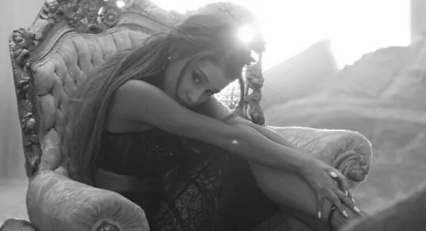 Η Ariana Grande σε ασπρόμαυρο πλάνο από το video clip του Love Me Harder.