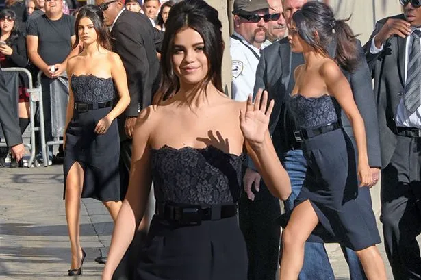 Η Selena Gomez με μαύρο στράπλες δαντελωτό τοπ και φούστα με σκίσιμο στο Λος Άντζελες.