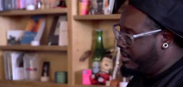 Ο T-Pain σε προφίλ με γυαλιά και σκούφο.