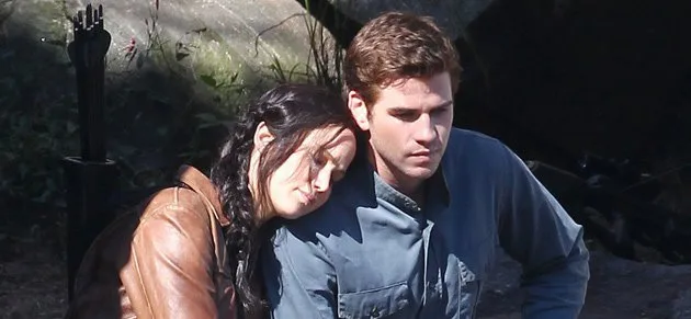 Η Jennifer Lawrence και ο Liam Hemsworth σε σκηνή από την ταινία Hunger Games.
