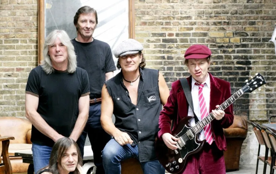 Το συγκρότημα AC/DC με τον Malcolm Young και τον Angus Young σε εξωτερικό χώρο.