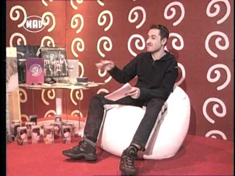Παρουσιαστής σε στούντιο του MAD TV.