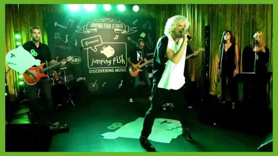 Ο Alex Kavvadias στη σκηνή του Jumping Fish Studio με το συγκρότημά του.
