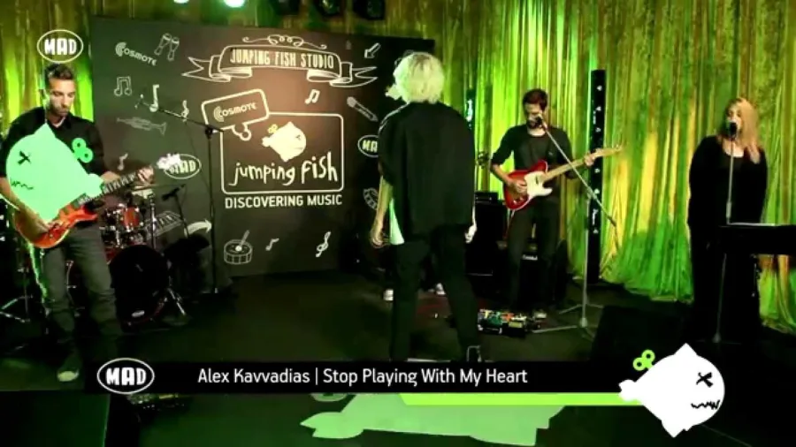 Ο Alex Kavvadias και η μπάντα του σε ζωντανή εμφάνιση στο Jumping Fish Studio.