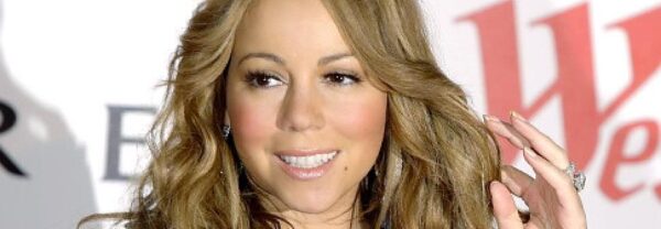 Δεν υπάρχει! Η Mariah Carey τραγουδάει και το κοινό…γελάει! Δείτε το απίστευτο βίντεο!