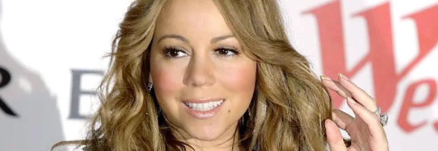 Η Mariah Carey χαμογελάει σε εκδήλωση