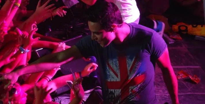 Ο Άρης Μακρής των Boys and Noise σε συναυλία.
