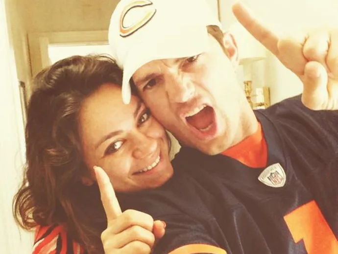 Η Mila Kunis και ο Ashton Kutcher σε selfie με αθλητική εμφάνιση.
