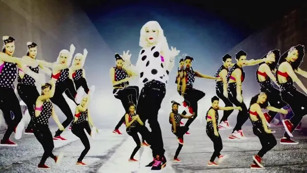 Η Gwen Stefani με χορεύτριες σε σκηνή από το video clip Baby Don't Lie.