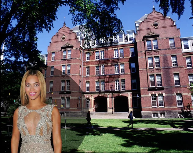 Η Beyonce μπροστά από κτίριο του Πανεπιστημίου Χάρβαρντ