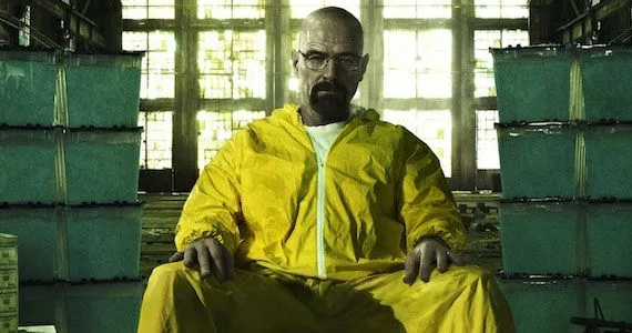 Ο Walter White από το Breaking Bad με κίτρινη στολή χημικής προστασίας.