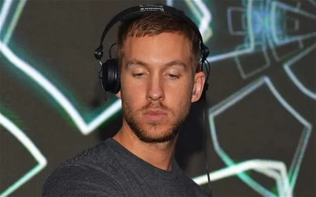 Ο Calvin Harris με ακουστικά σε DJ set.