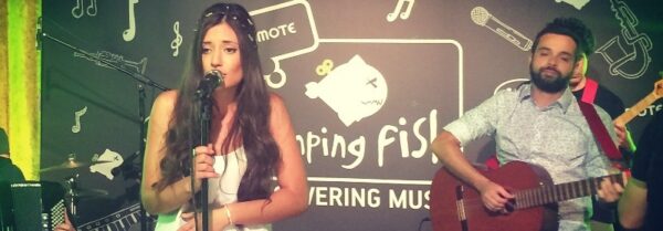 Απόψε στις 19.00 στο Jumping Fish Studio από την COSMOTE, oι Carte Postale!