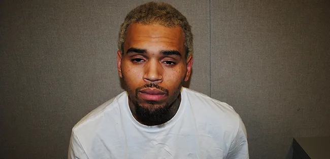 Ο Chris Brown με ξανθό μαλλί και λευκό t-shirt.