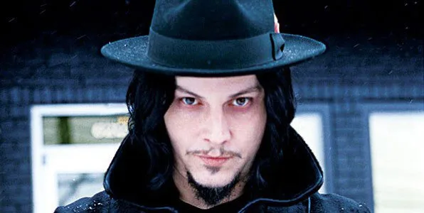 Ο Jack White με μαύρο καπέλο και παλτό.