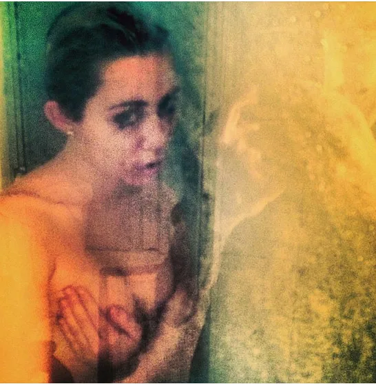 Η Miley Cyrus σε καλλιτεχνική φωτογραφία στο ντους.