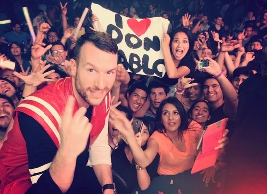 Ο Don Diablo βγάζει selfie με θαυμαστές σε EDM event.
