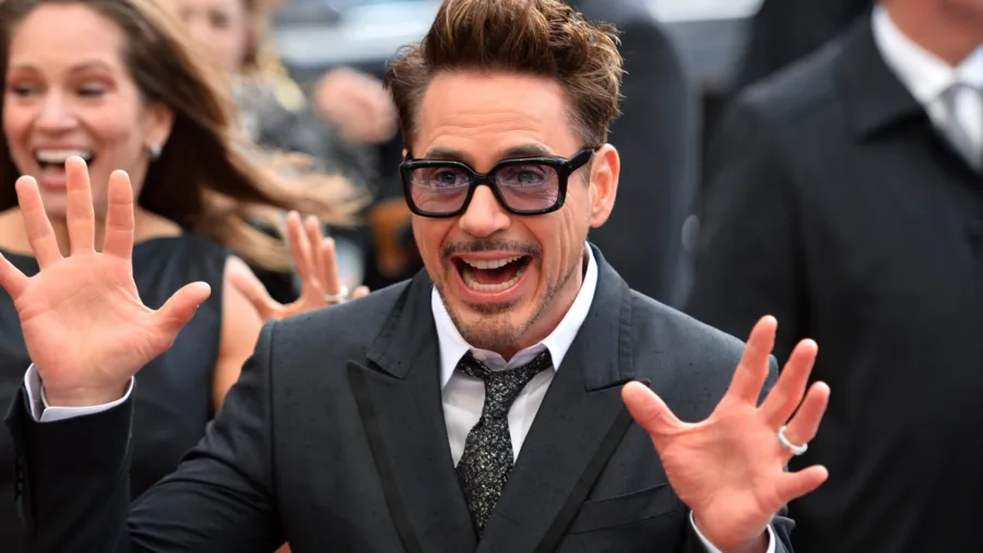 Ο Robert Downey Jr. με κοστούμι και γυαλιά ηλίου σε εκδήλωση