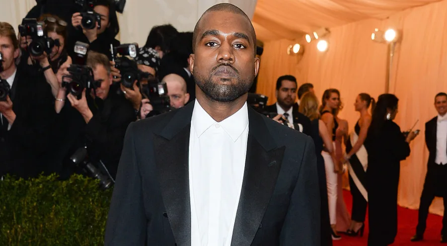 Ο Kanye West με μαύρο σμόκιν και λευκό πουκάμισο σε επίσημη εκδήλωση.