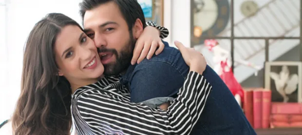 Η Ελένη Βαΐτσου και ο Ανδρέας Γεωργίου σε αγκαλιά