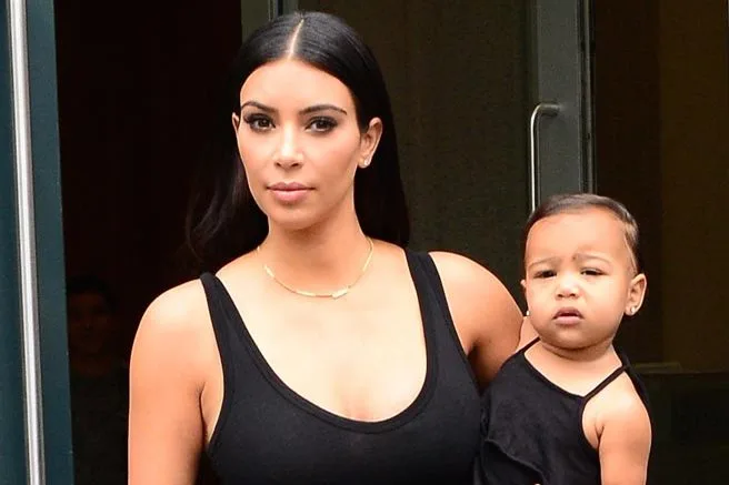 Η Kim Kardashian κρατάει στην αγκαλιά της την κόρη της North West.