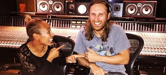 Η Emeli Sande και ο David Guetta σε στούντιο ηχογράφησης.