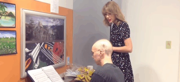 Δείτε το συγκινητικό video με την Taylor Swift να τραγουδάει μαζί με καρκινοπαθή φαν της