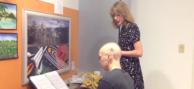 Η Taylor Swift δίπλα στον Ben που παίζει μουσική στο νοσοκομείο.