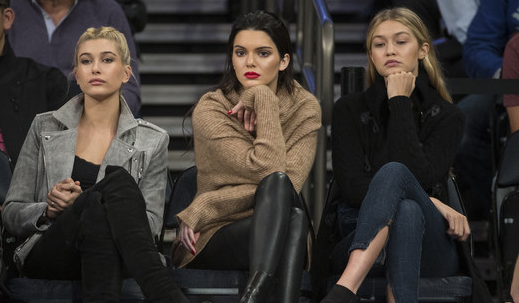 Η Kendall Jenner πήρε 2 φίλες της μοντέλα και πήγαν να δουν ..μπάσκετ!
