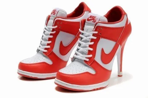 Εντυπωσιακά γυναικεία παπούτσια σε στυλ sneakers με τακούνι, που θυμίζουν τη μόδα του 2000.