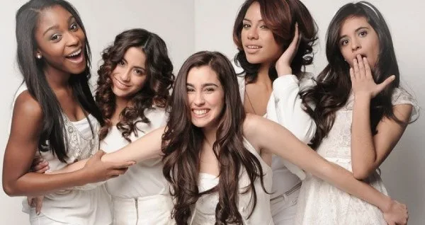 Το γυναικείο συγκρότημα Fifth Harmony σε φωτογράφιση με λευκά ρούχα.