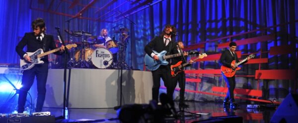 Δείτε τους Foo Fighters να ερμηνεύουν για πρώτη φορά ζωντανά το νέο τους τραγούδι!