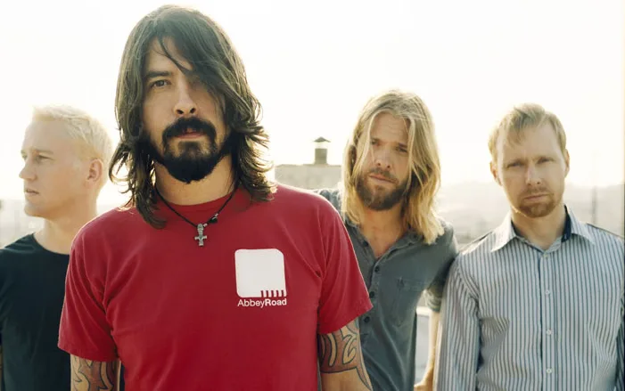 Το συγκρότημα Foo Fighters σε εξωτερικό χώρο.