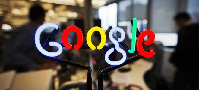 Neon επιγραφή με το λογότυπο της Google σε γραφείο.