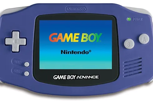 Μωβ κονσόλα Game Boy Advance με αναμμένη οθόνη.