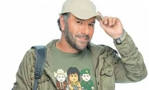 Ο Γρηγόρης Αρναούτογλου με καπέλο και χακί τζάκετ.